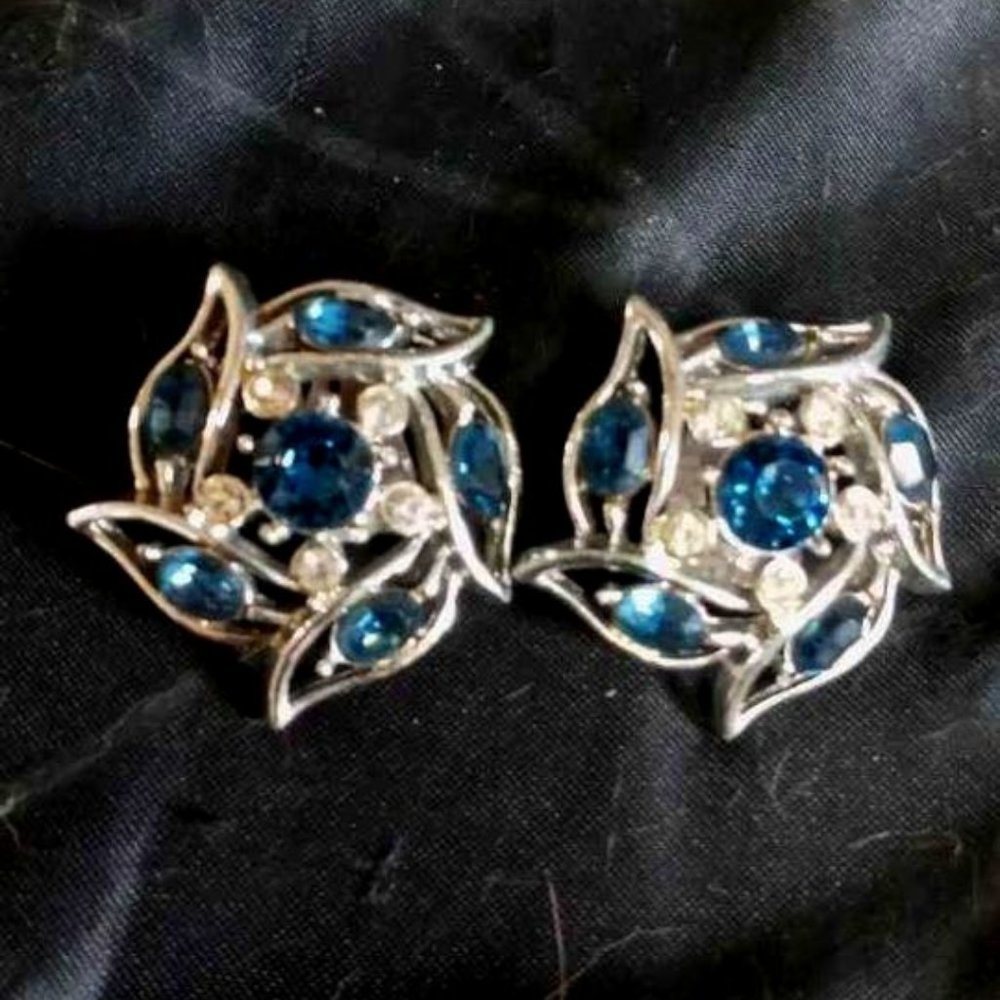 RETRO PAIR OF SILVER TONE CLIP ON EARRINGS W/ BLUE & CLEAR CRYSTALS SIGN KRAMER